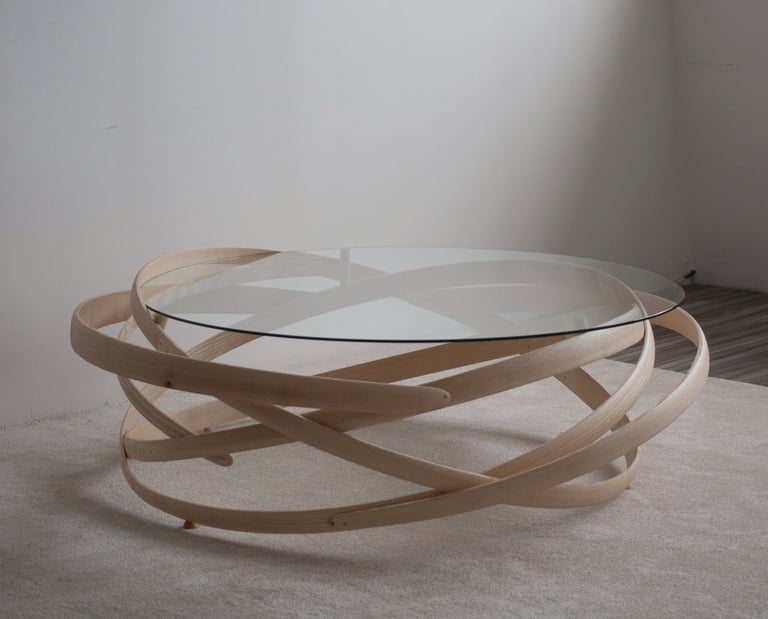 le mouvement d'une pièce de monnaie a été l'inspiration première pour cette table basse d'envergure