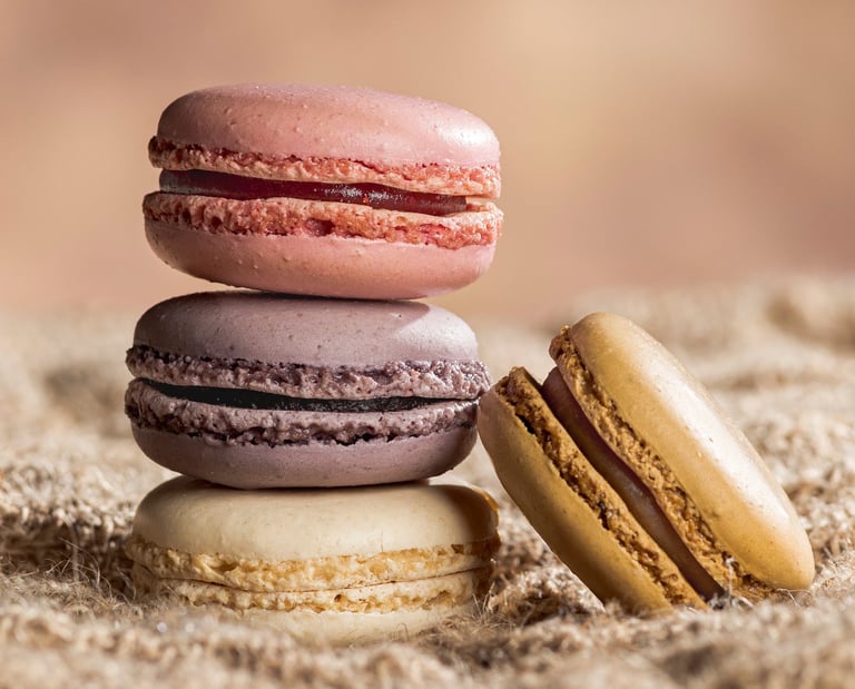 4 macarons dont 3 empilés, sur toile de jute et fond marron clair