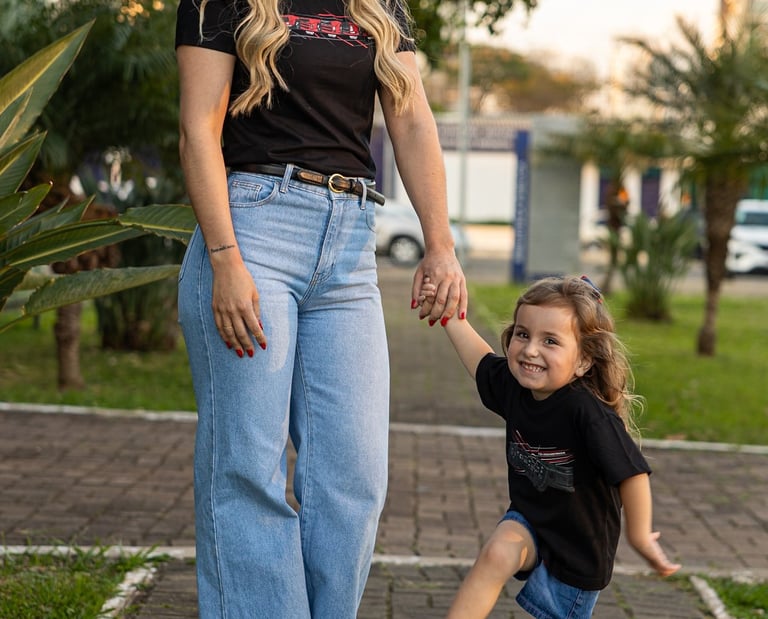 cunhada do murilo e sua filha maria usando roupas da loja