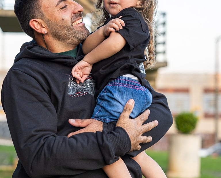 murilo e sua filha maria usando roupas da loja