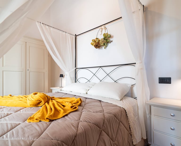 Camera con letto a baldacchino e coperta dorata