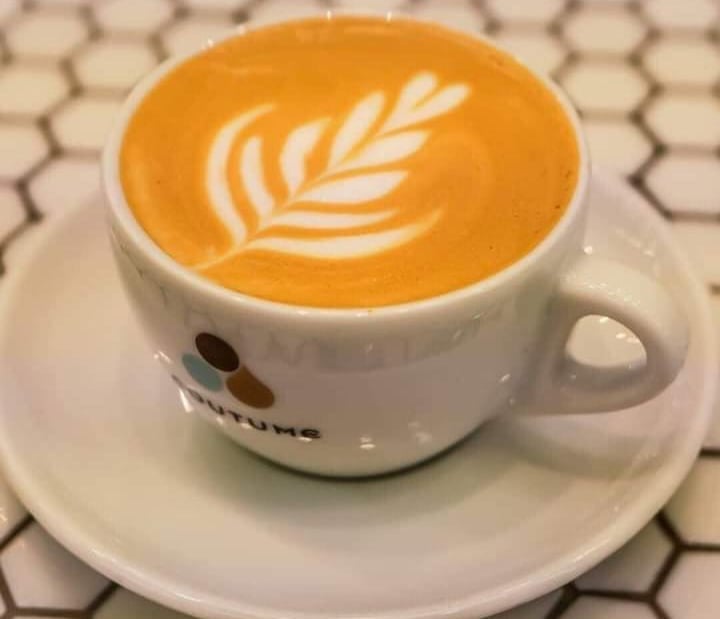 un cappuccino avec un beau latte art ! 