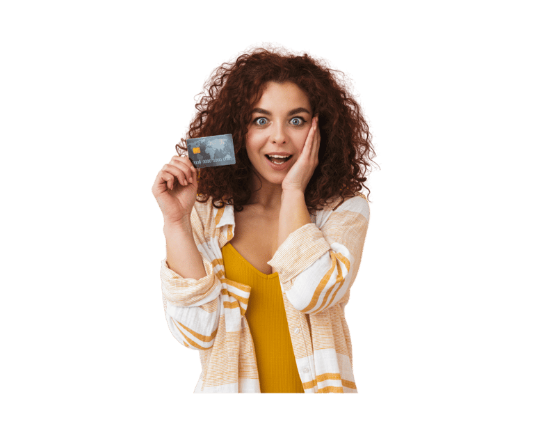 Uma mulher com a expressão de surpresa, segurando um cartão de crédito com a mão direita