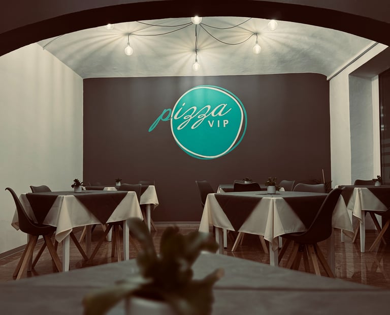 l'interno di una pizzeria italiana.