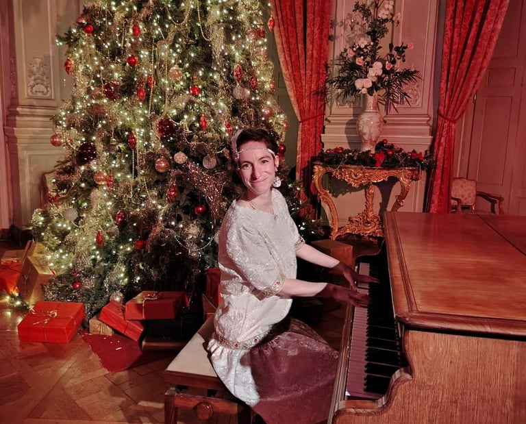 chanteuse pianiste en tenue belle époque dans un décor de noël dans un chateau