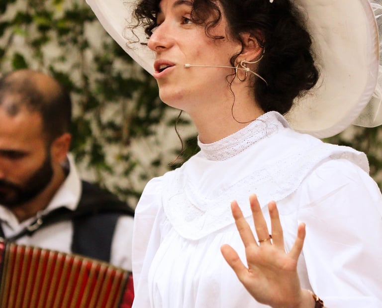 chanteuse en costume belle époque en concert en plein air avec un accordéoniste