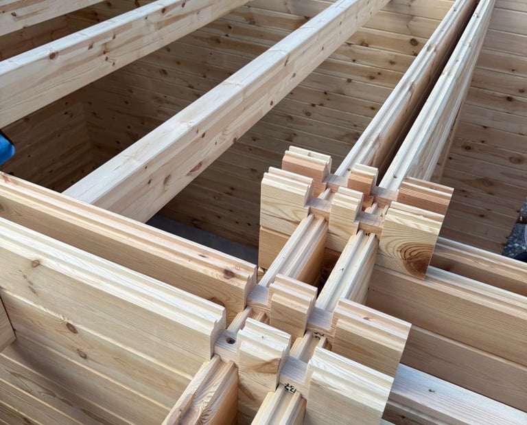 Medinio namo sienų sujungimai ir medinių sijų montavimas