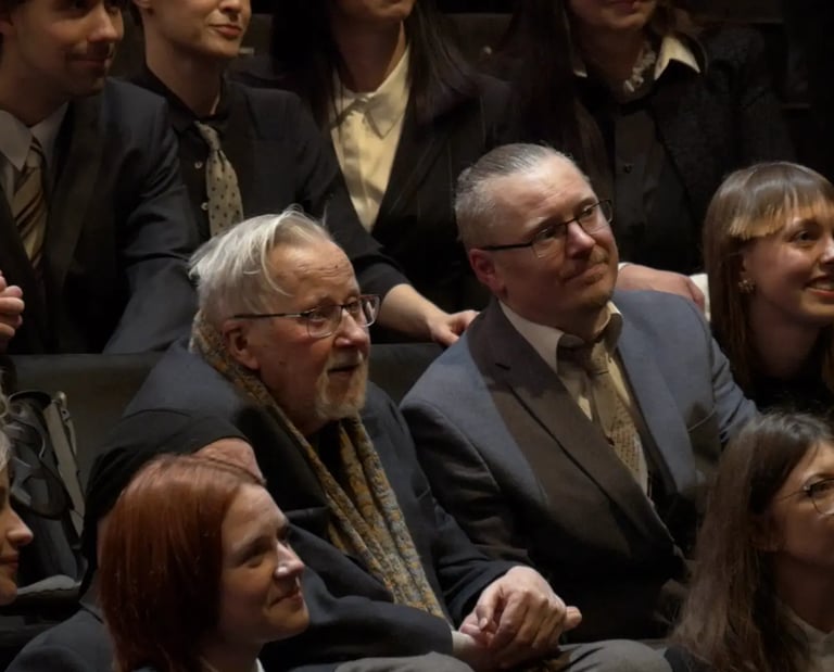 Prof. Vytautas Lansbergis stebi "03/11 gyvai" spektaklį