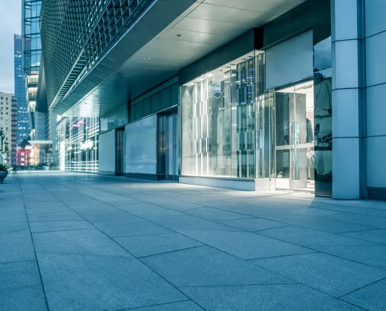 Fotografía desde afuera de comercios y tiendas que utilizan los paneles solares para industrias retail.