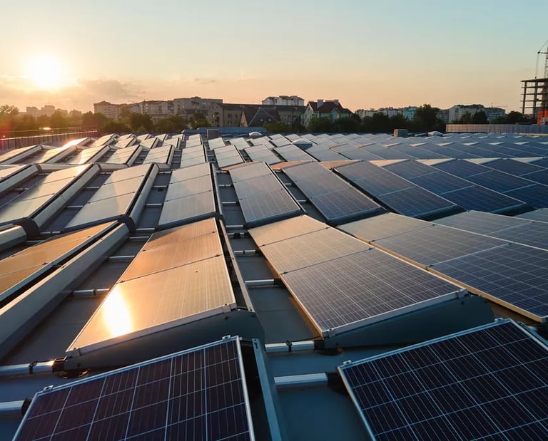 Fotografía de lado de panales solares industriales en color azul con líneas blancas colocados en el techo de una empresa.