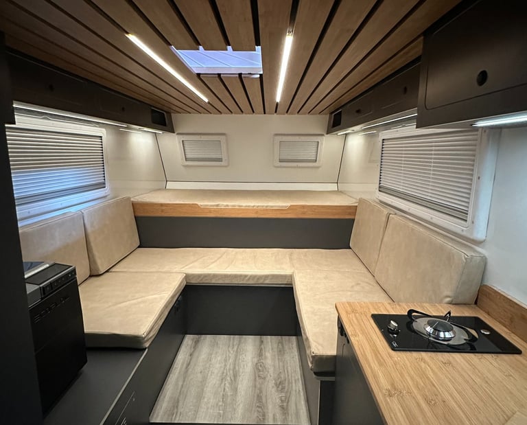 interior de una célula camper con acabados de alta gama