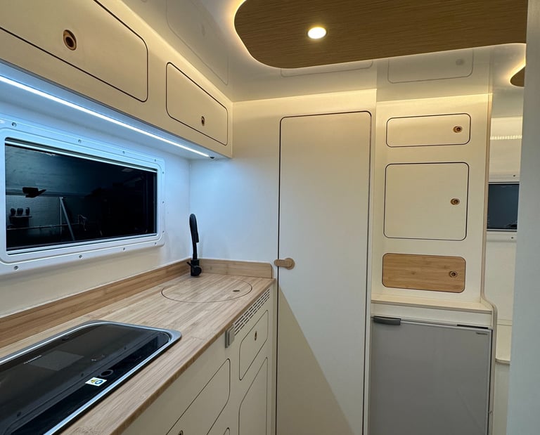 interior de una célula camper con acabados de alta gama