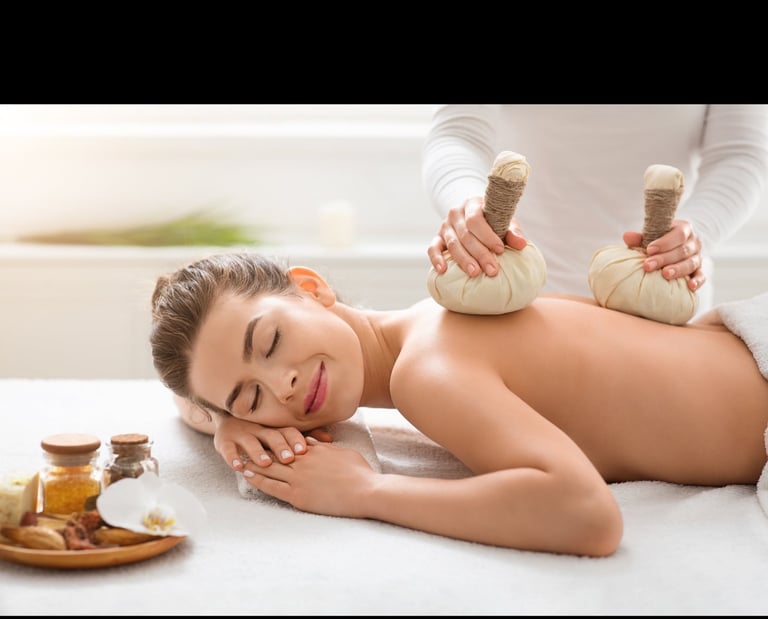 Ontspannende rugmassage met kruidenstempels in een wellness setting.
