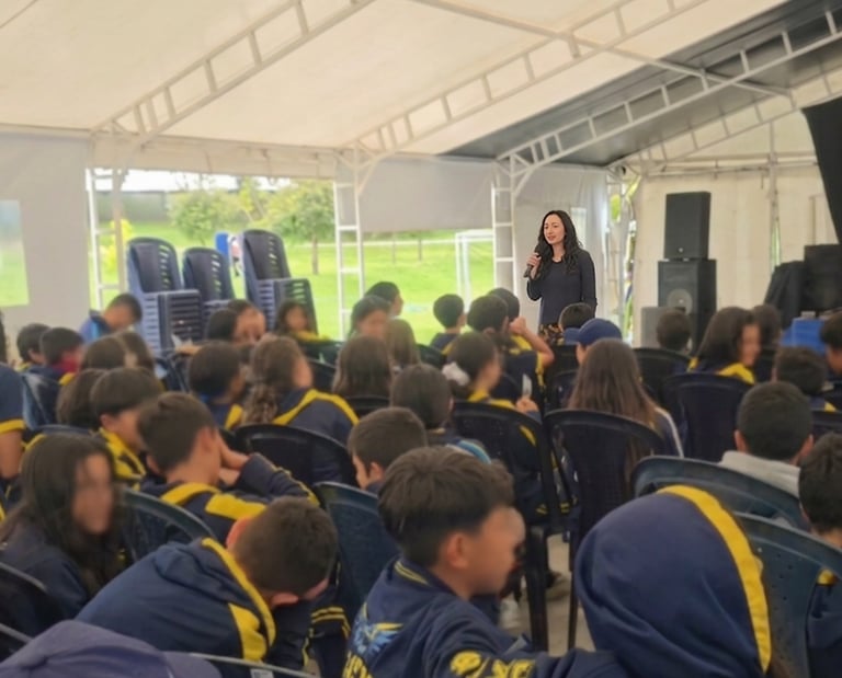 la Psicologa Mary Bejarano dando una charla en un colegio reconocido en la ciudad de Bogotá, Colombia