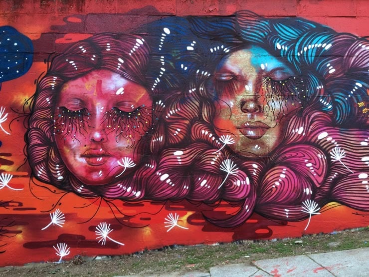 Obra em um muro, da artista PANMELA CASTRO. 