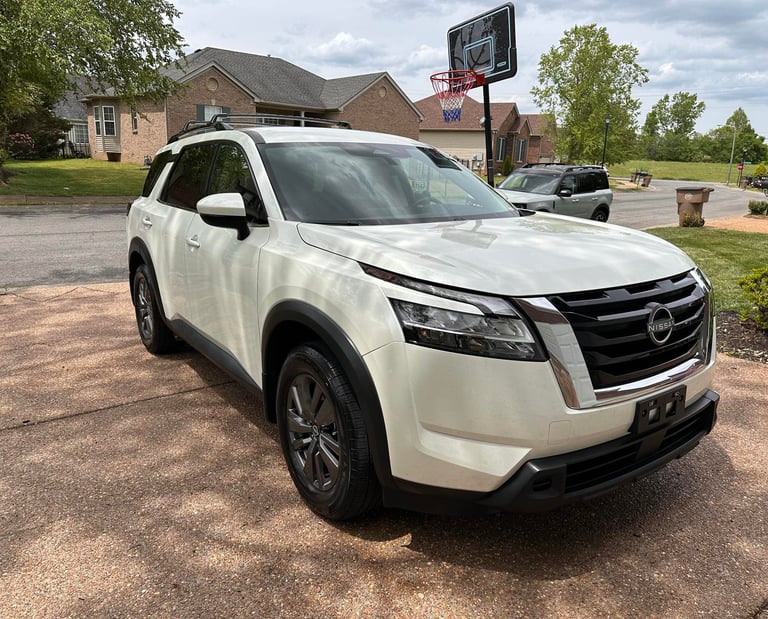 White Nissan SUV mobile car detailing in Spring Hill