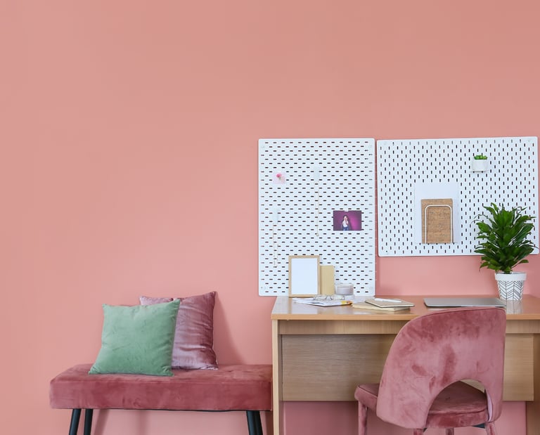 bureau rangé, organisé, épuré, aux couleurs douces