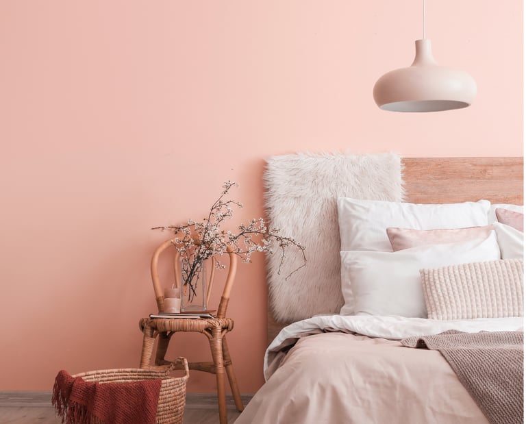 chambre rangée, organisée, épurée, aux couleurs douces