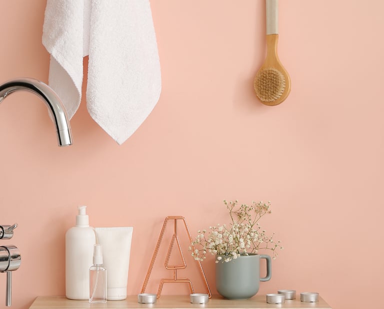 salle de bain rangée, organisée, épurée, aux couleurs douces