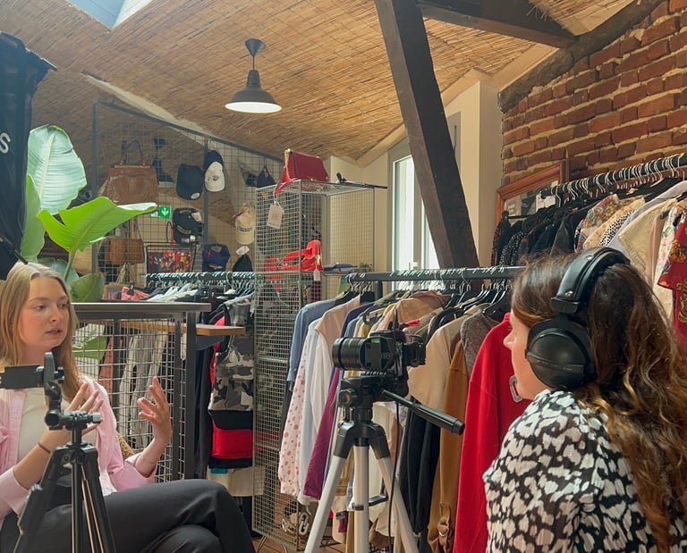 Tournage en entreprise, en interview équipe, avec vidéaste pro léa olivier