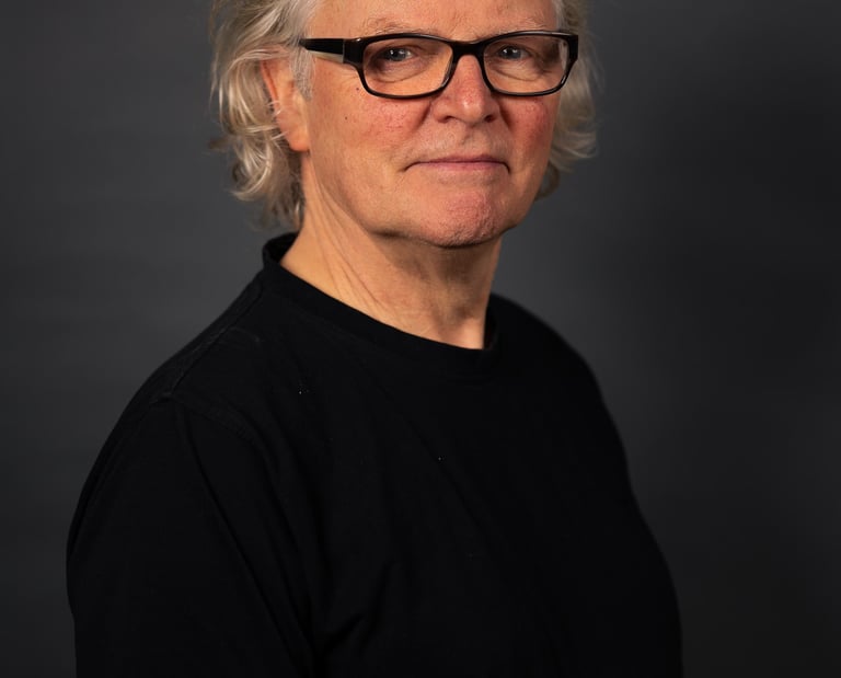 Gerhard Rohlfs, ein Mann mit Brille vor einem Grauen Hintergrund, Portrait