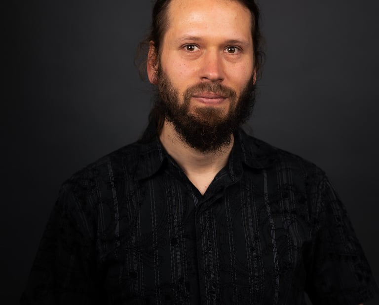 Peter, ein Mann vor einem Grauen Hintergrund, Portrait