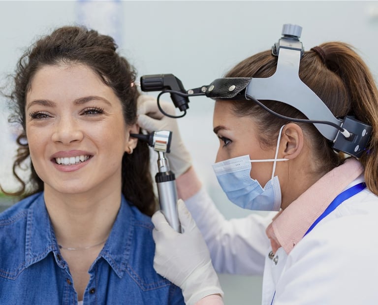 Fonoaudióloga realizando avaliação auditiva