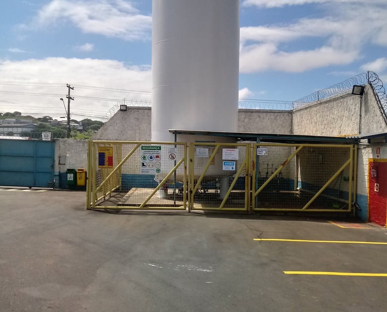 Instalação padrão de uma centrais líquida com o tanque de todas as distâncias e cercamento apropriao