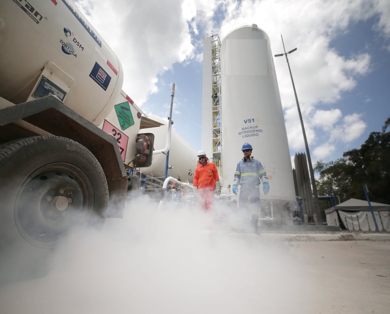 Instalação de tanques com os operadores da carreta e do centro de enchimento.