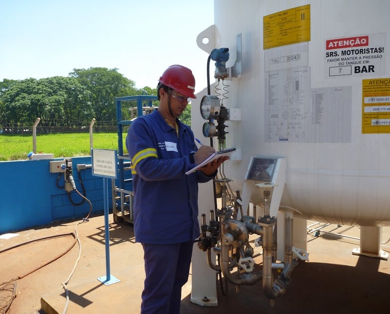Técnico realizando o levantamento de NR13 e manutenção preventiva e corretiva no tanque.