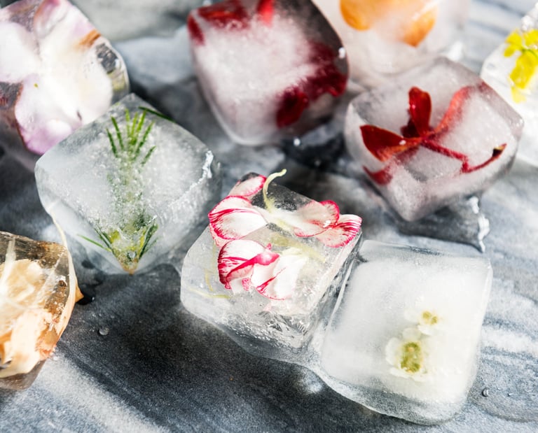 Cubes de glace fleuris, utilisés pour des rituels poétiques de dispersion symbolique des cendres.
