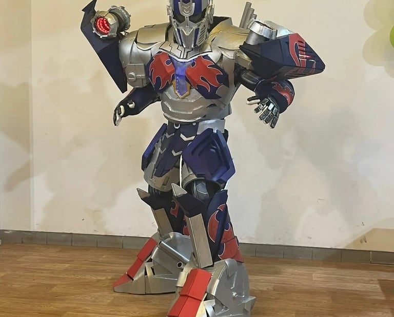 Personaggio cosplay robot armatura