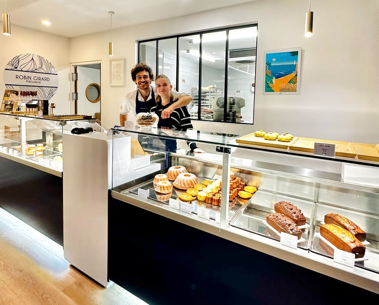 la boutique de robin girard pâtisserie à valognes avec l'équipe et la vitrine