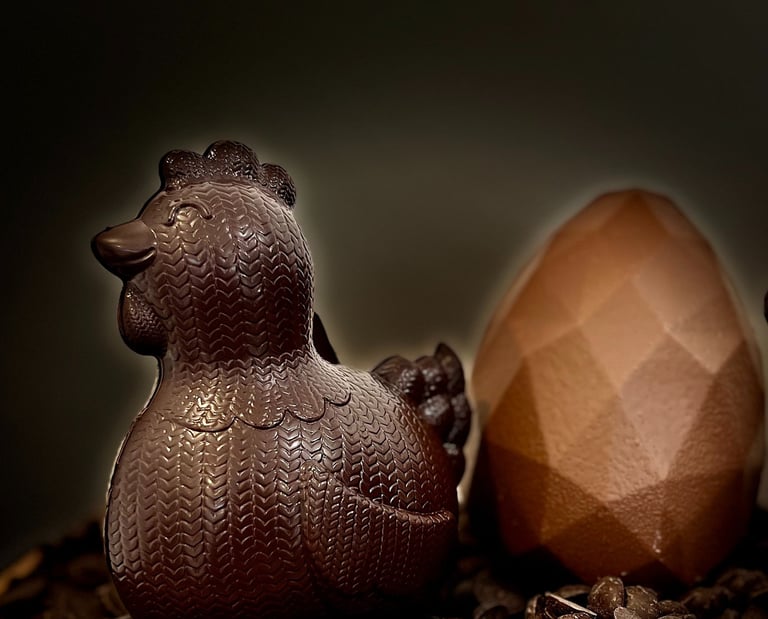 une poule chocolat noir accompagnée de son oeuf origami au chocolat au lait pour pâques 