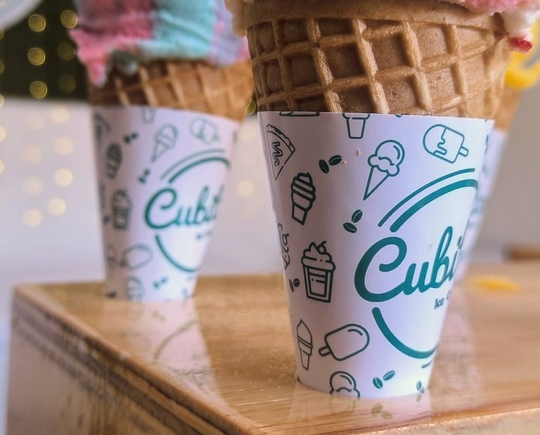 Helado de chicle y helado de fresas con crema