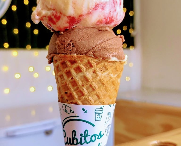 Helado de fresas con crema y chocolate