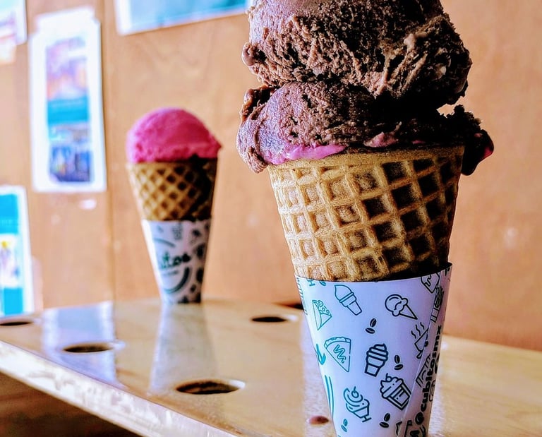 Un par de conos de helado sobre un mostrador.