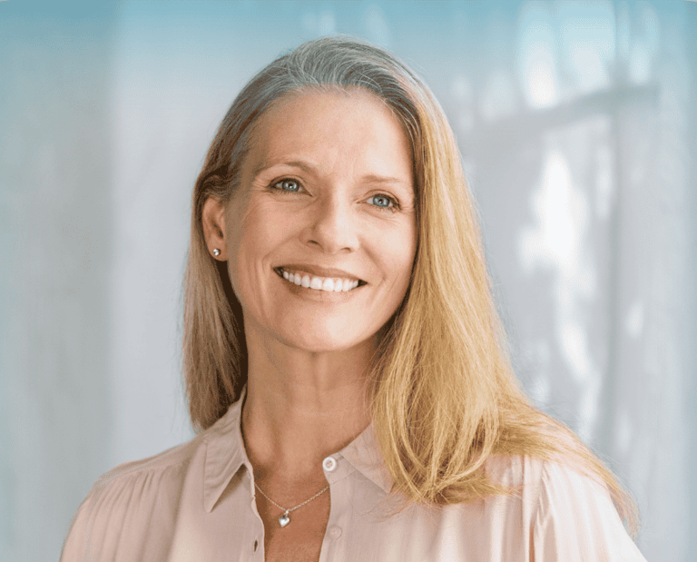 Mujer sonriente, reflejando un ambiente amigable y relajado en una clínica dental