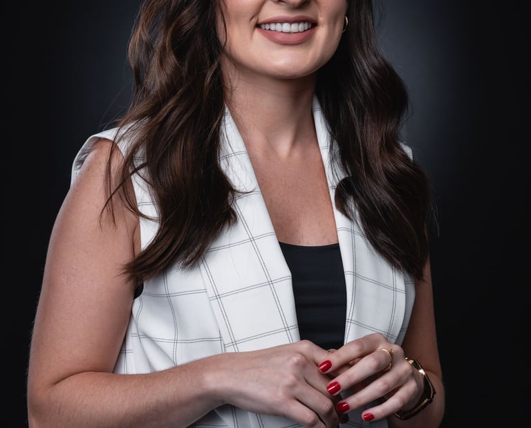 Retrato profissional de advogada especialista com fundo escuro.