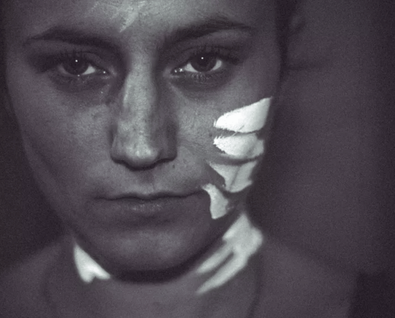 Portrait artistique femme noir et blanc par Carine Lebrun Photographe