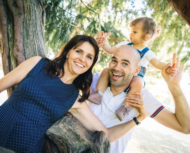 Photo de famille au parc, portrait complice par Carine Lebrun