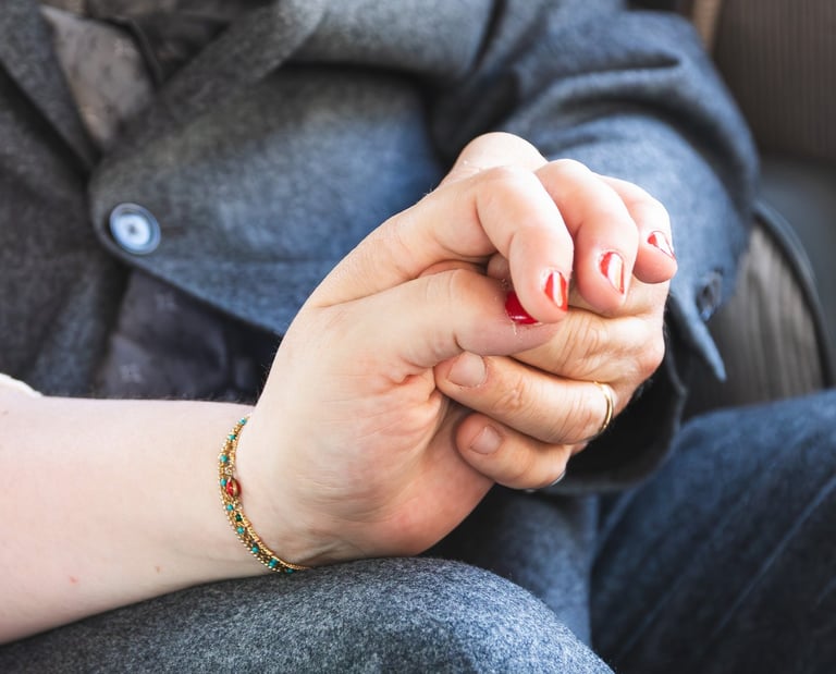 Mains de mariés en voiture Paris 9e, par Carine Lebrun Photographe