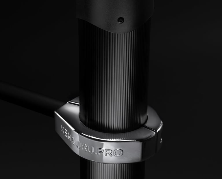 Poteau en aluminium anodisé Kenguru Pro avec colliers de fixation, garantissant robustesse et résistance aux intempéries