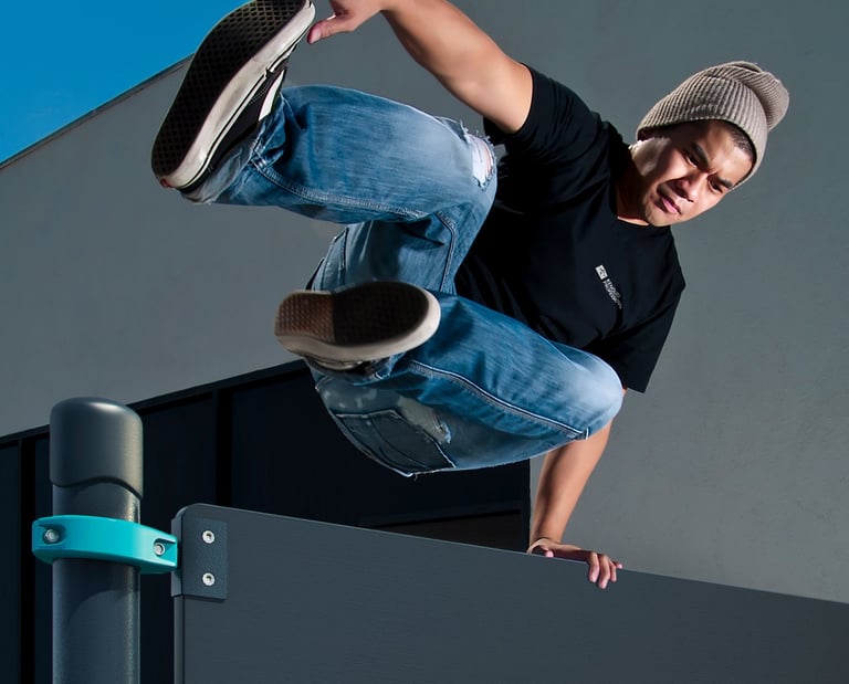 Homma faisant du parkour ou chase tag sur agrès Kenguru Pro.