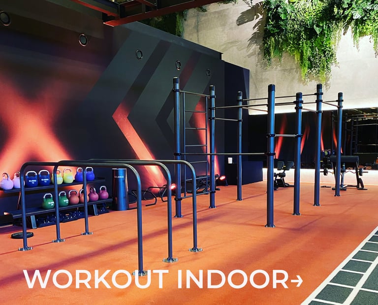 Equipements de street workout indoor dans une salle de sport