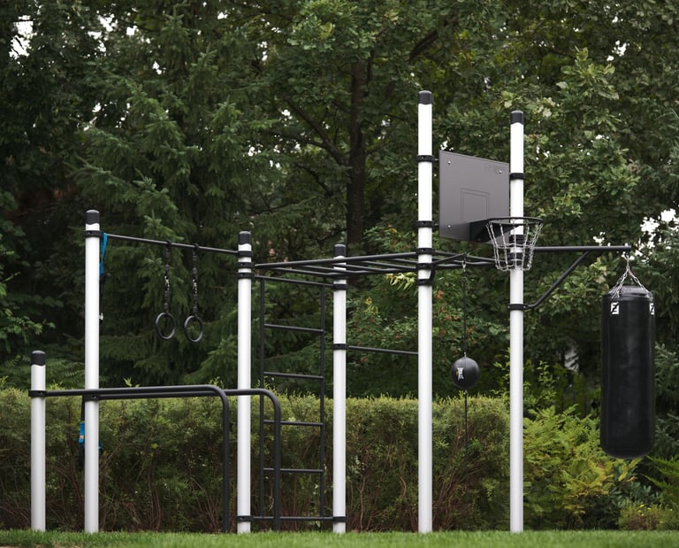 Terrain de street workout Kenguru Pro dans un parc. 