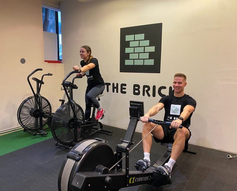 férfi concept2 és assault bike airbike segítségével edzenek az edzőteremben