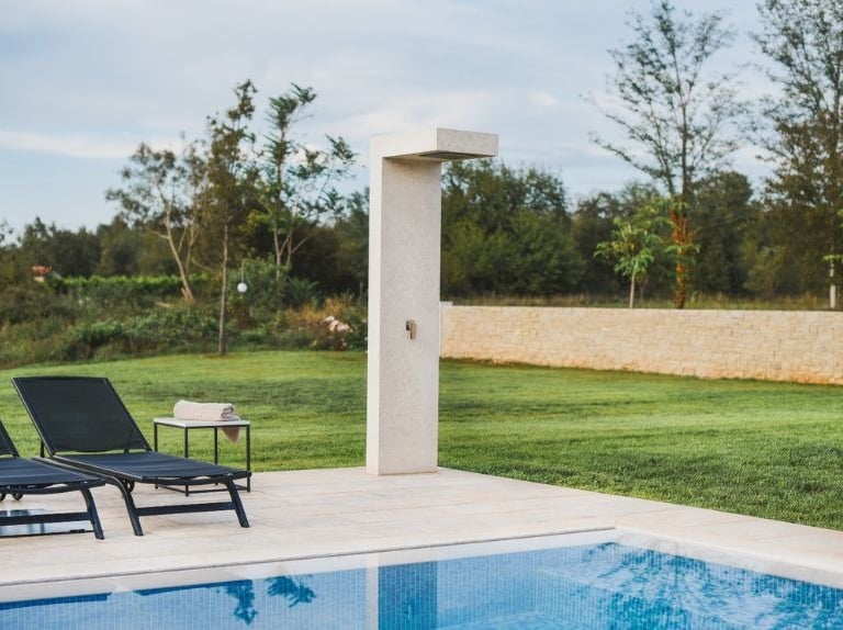 docce in pietra naturale per piscina e giardino