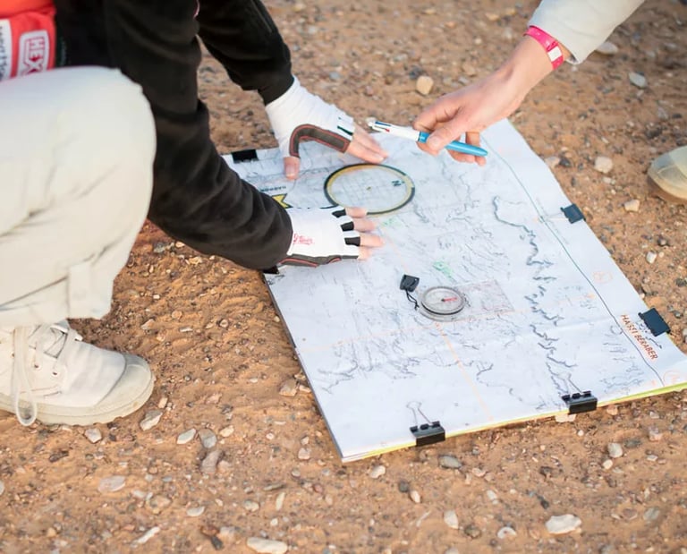 Équipage féminin en formation navigation autour d'une carte de rallye