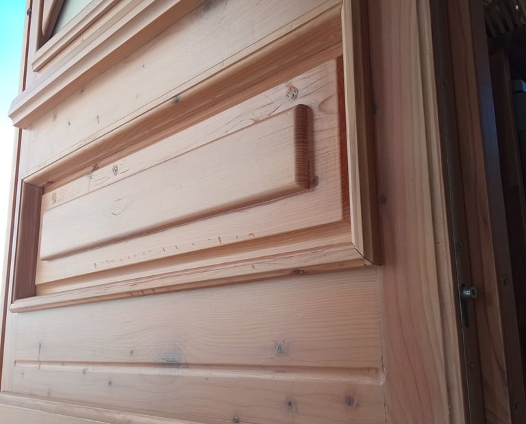 porte artisanale en bois et verre